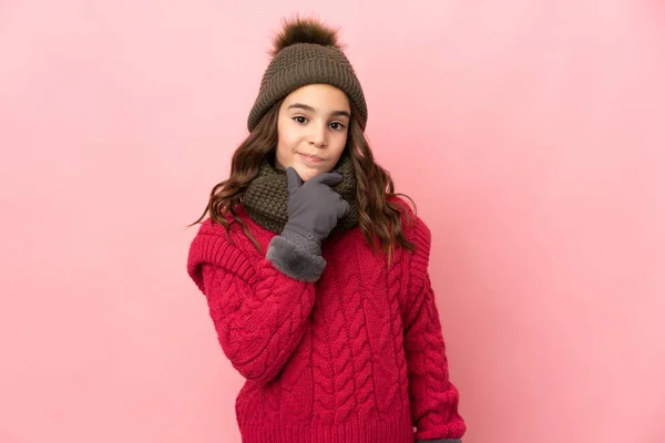 Κοριτσάκι Χειμερινό Καπέλο Απομονωμένο Ροζ Φόντο Σκέφτεται — Φωτογραφία Αρχείου