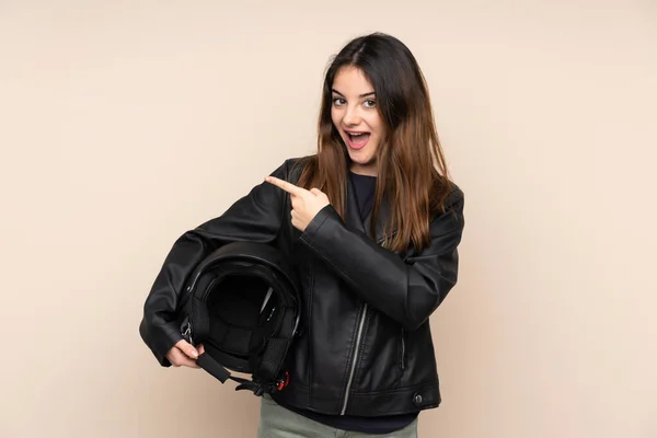 Mulher Com Capacete Motocicleta Isolado Fundo Bege Apontando Dedo Para — Fotografia de Stock