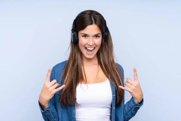 Teenager Βραζιλίας Κορίτσι Ακούγοντας Μουσική Πάνω Από Απομονωμένο Μπλε Φόντο — Φωτογραφία Αρχείου