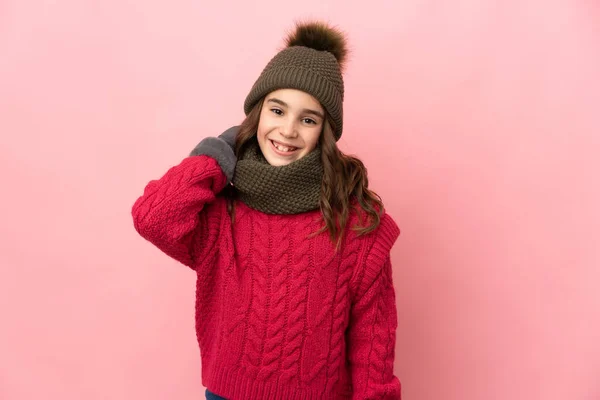 Kış Şapkalı Küçük Kız Pembe Arka Planda Izole Edilmiş Gülüyor — Stok fotoğraf
