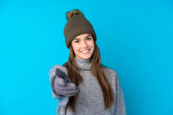 Adolescente Avec Chapeau Hiver Sur Fond Bleu Isolé Poignée Main — Photo