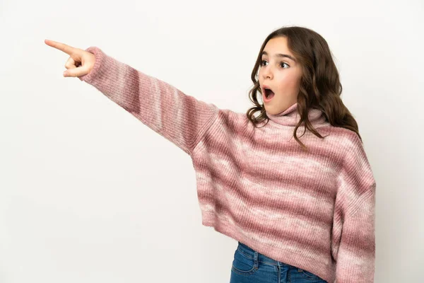 Pequena Menina Caucasiana Isolado Fundo Branco Apontando Para Longe — Fotografia de Stock