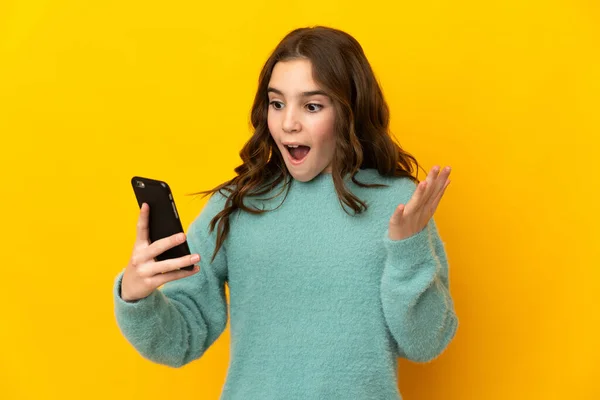 Menina Caucasiana Pouco Isolado Fundo Amarelo Olhando Para Câmera Usar — Fotografia de Stock