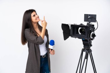 Muhabir kadın mikrofon tutuyor ve izole edilmiş beyaz arka planda haber sunuyor. İşaret parmağıyla işaret etmek harika bir fikir.