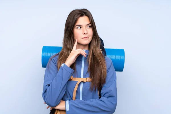 Adolescente Caminhante Menina Sobre Fundo Isolado Pensando Uma Ideia — Fotografia de Stock