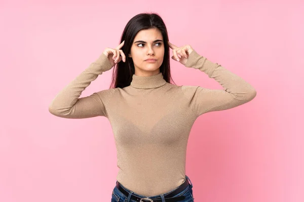 Jonge Vrouw Geïsoleerde Roze Achtergrond Met Twijfels Denken — Stockfoto