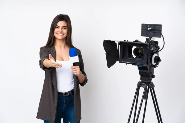 Repórter Mulher Segurando Microfone Relatando Notícias Sobre Fundo Branco Isolado — Fotografia de Stock