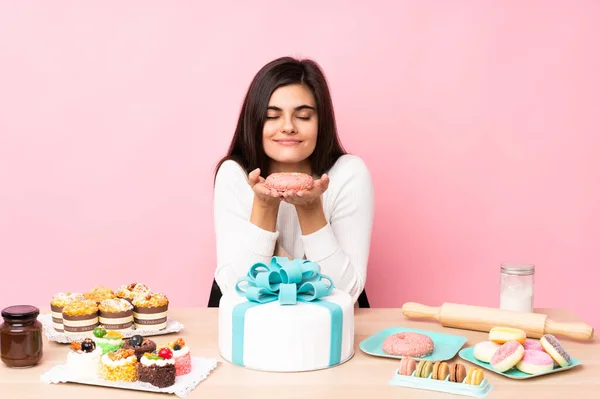 Konditor Mit Einem Großen Kuchen Auf Einem Tisch Vor Isoliertem — Stockfoto