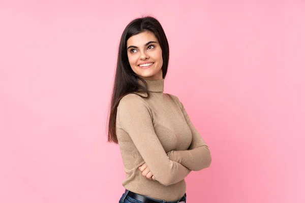 Mujer Joven Sobre Fondo Rosa Aislado Con Los Brazos Cruzados —  Fotos de Stock