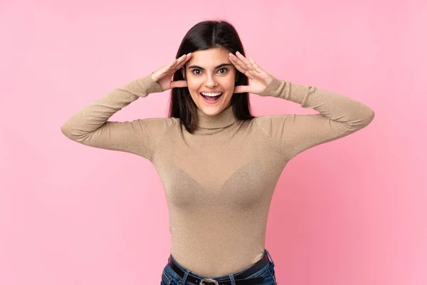 Jonge Vrouw Geïsoleerde Roze Achtergrond Met Verrassing Uitdrukking — Stockfoto