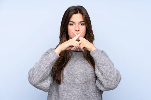 Adolescente Brasileña Sobre Fondo Azul Aislado Mostrando Gesto Silencio —  Fotos de Stock