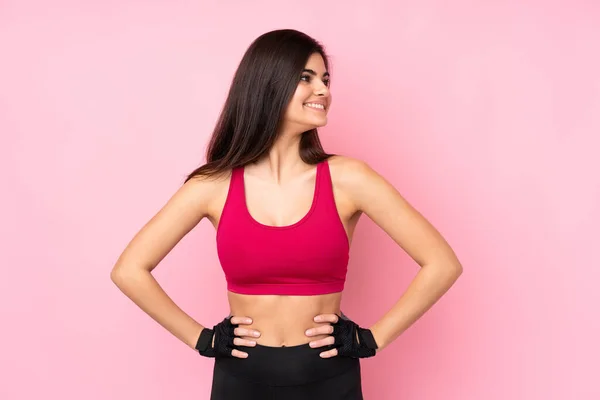 Mujer Deportiva Joven Sobre Fondo Rosa Aislado Posando Con Los —  Fotos de Stock