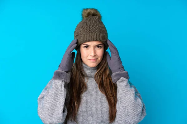 Menina Adolescente Com Chapéu Inverno Sobre Fundo Azul Isolado Infeliz — Fotografia de Stock