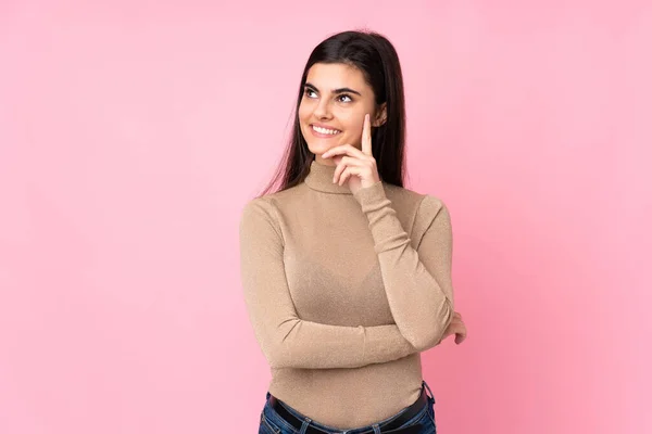 Junge Frau Über Isoliertem Rosa Hintergrund Denkt Beim Nachschlagen Eine — Stockfoto