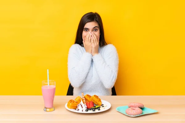 Mujer Joven Comiendo Gofres Batido Una Mesa Sobre Fondo Amarillo —  Fotos de Stock