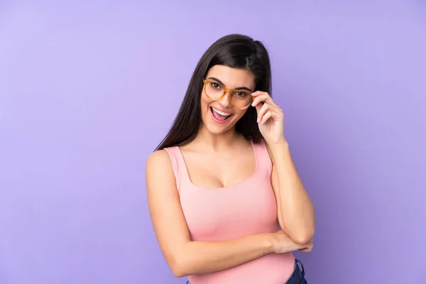 Junge Frau Über Isoliertem Lila Hintergrund Mit Brille Und Glücklich — Stockfoto