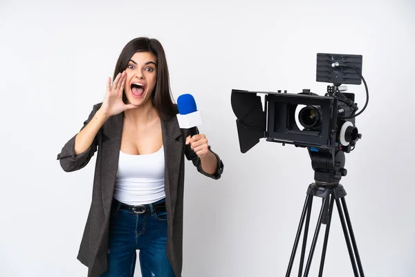 Reporter Kobieta Trzyma Mikrofon Raportuje Wiadomości Odizolowanym Białym Tle Krzycząc — Zdjęcie stockowe