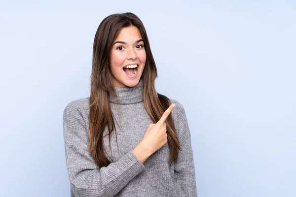 Teenager Brasilianisches Mädchen Über Isoliertem Blauem Hintergrund Überrascht Und Zeigt — Stockfoto