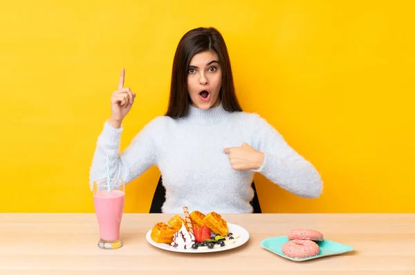 Mujer Joven Comiendo Gofres Batido Una Mesa Sobre Fondo Amarillo —  Fotos de Stock