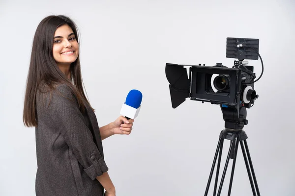 Femme Journaliste Tenant Microphone Rapportant Des Nouvelles Sur Fond Blanc — Photo