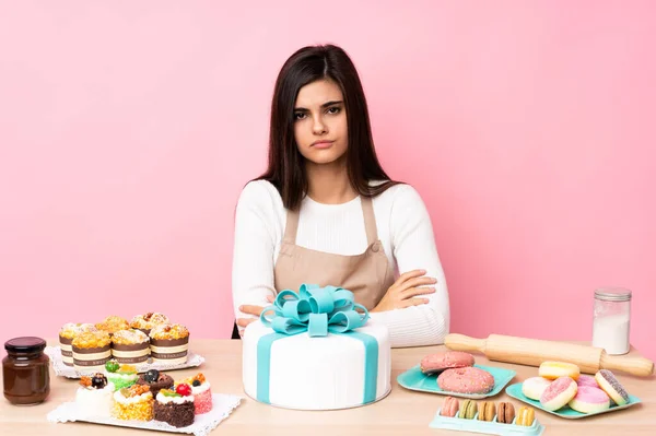 Konditor Mit Einer Großen Torte Auf Einem Tisch Vor Isoliertem — Stockfoto