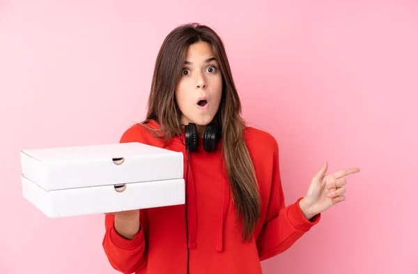 Adolescente Menina Brasileira Segurando Caixas Pizza Sobre Parede Rosa Isolado — Fotografia de Stock