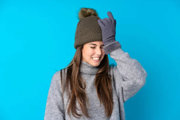 Ragazza Adolescente Con Cappello Invernale Sfondo Blu Isolato Avendo Dubbi — Foto Stock