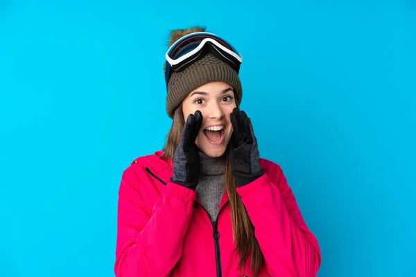 Teenager Lyžař Dívka Snowboarding Brýle Přes Izolované Modré Pozadí Křičí — Stock fotografie