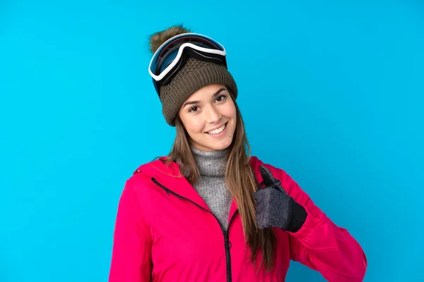 Teenager Lyžař Dívka Snowboarding Brýle Přes Izolované Modré Pozadí Dává — Stock fotografie
