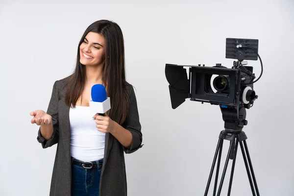 Femme Journaliste Tenant Microphone Rapportant Des Nouvelles Sur Fond Blanc — Photo