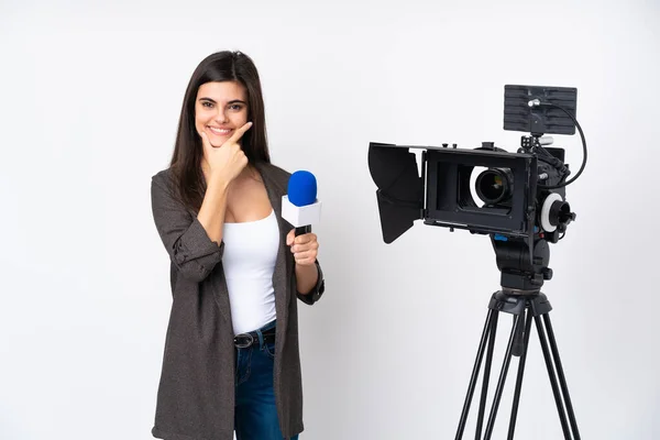 Repórter Mulher Segurando Microfone Relatando Notícias Sobre Fundo Branco Isolado — Fotografia de Stock