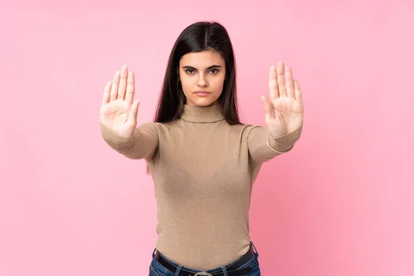Junge Frau Über Isoliertem Rosa Hintergrund Macht Stop Geste Und — Stockfoto