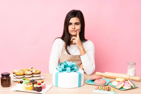 Konditor Mit Einem Großen Kuchen Auf Einem Tisch Vor Isoliertem — Stockfoto