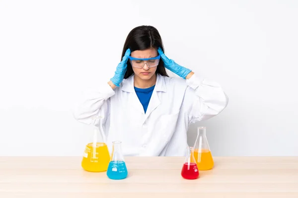 Mujer Científica Joven Una Mesa Con Dolor Cabeza — Foto de Stock