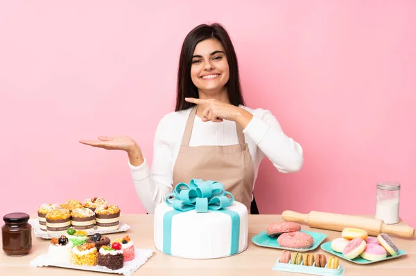 Konditor Mit Einem Großen Kuchen Auf Einem Tisch Vor Isoliertem — Stockfoto