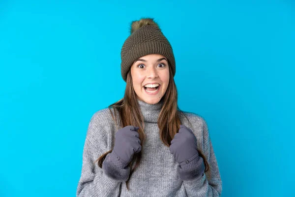 Chica Adolescente Con Sombrero Invierno Sobre Fondo Azul Aislado Celebrando — Foto de Stock