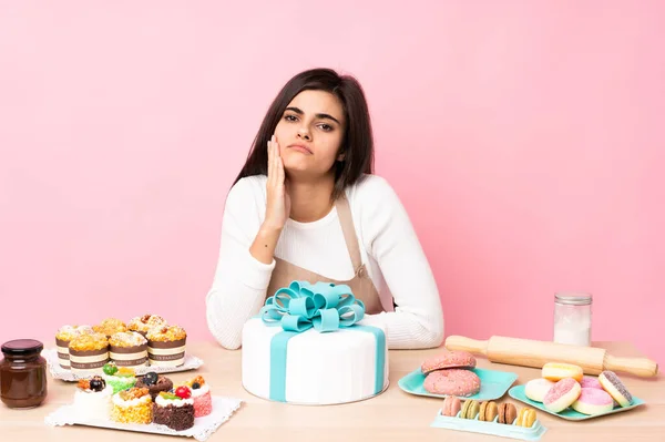 Konditor Mit Einem Großen Kuchen Auf Einem Tisch Vor Isoliertem — Stockfoto