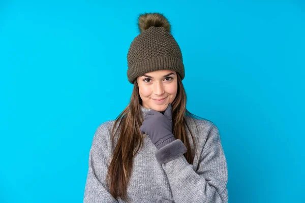 头戴冬帽的少女带着淡淡的蓝底笑着 — 图库照片
