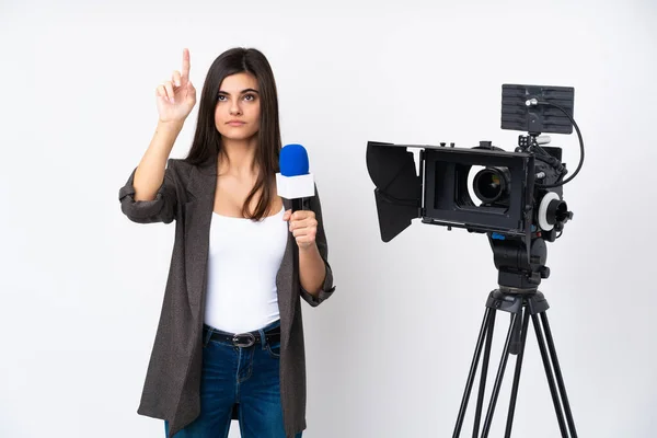 Mulher Repórter Segurando Microfone Reportando Notícias Sobre Fundo Branco Isolado — Fotografia de Stock