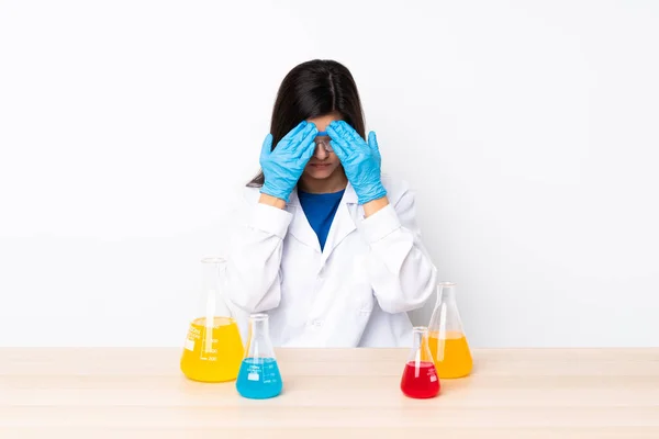 Jeune Femme Scientifique Dans Une Table Avec Une Expression Fatiguée — Photo