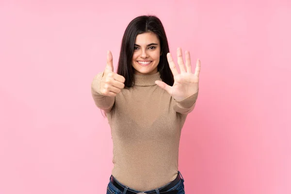 Junge Frau Vor Isoliertem Rosa Hintergrund Die Mit Fingern Sechs — Stockfoto