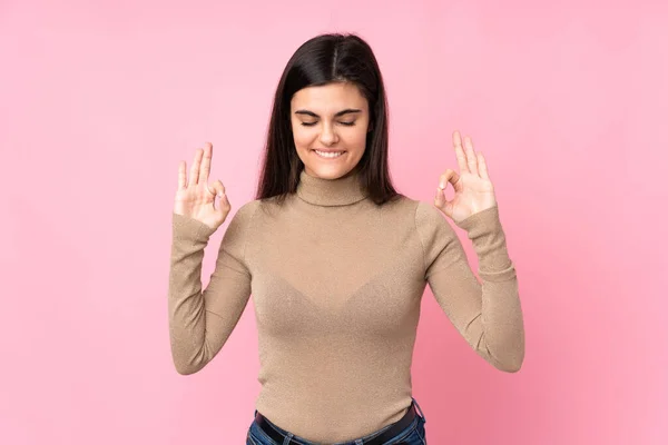 Junge Frau Vor Isoliertem Rosa Hintergrund Zen Pose — Stockfoto