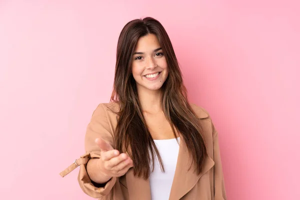 Teenager Brasilianisches Mädchen Über Isolierten Rosa Hintergrund Händeschütteln Nach Guten — Stockfoto