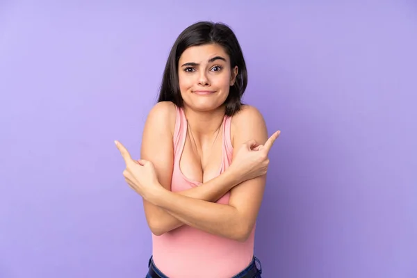 Young Woman Isolated Purple Background Pointing Laterals Having Doubts — Stock Photo, Image