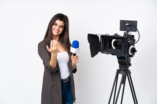 Femme Journaliste Tenant Microphone Rapportant Des Nouvelles Sur Fond Blanc — Photo