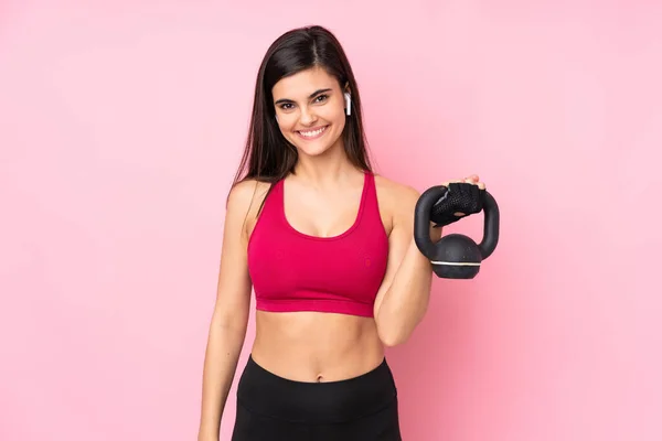 Jonge Sport Vrouw Geïsoleerde Roze Achtergrond Maken Gewichtheffen Met Kettlebell — Stockfoto