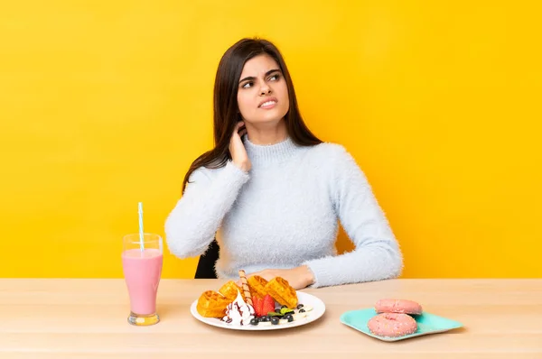 Mujer Joven Comiendo Gofres Batido Una Mesa Sobre Fondo Amarillo —  Fotos de Stock