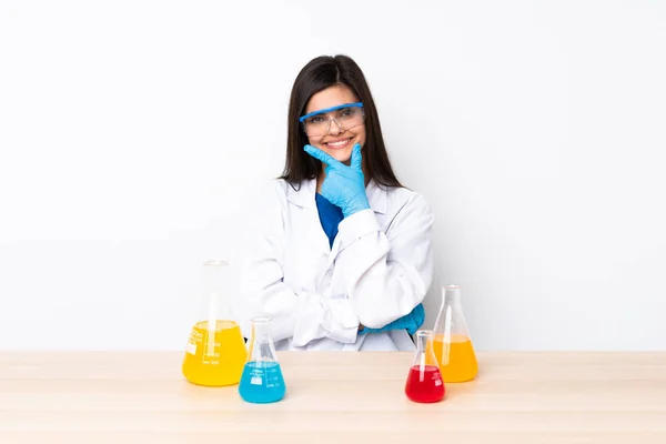 Joven Mujer Científica Una Mesa Sonriendo — Foto de Stock