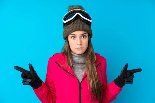 Adolescente Esquiador Menina Com Óculos Snowboard Sobre Fundo Azul Isolado — Fotografia de Stock