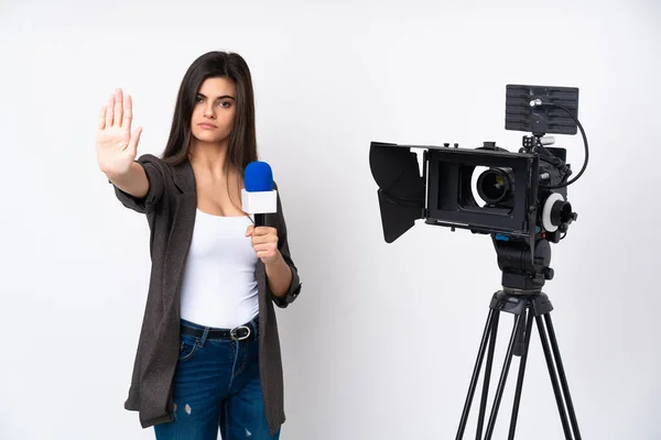 Reporterin Hält Ein Mikrofon Der Hand Und Berichtet Nachrichten Über — Stockfoto
